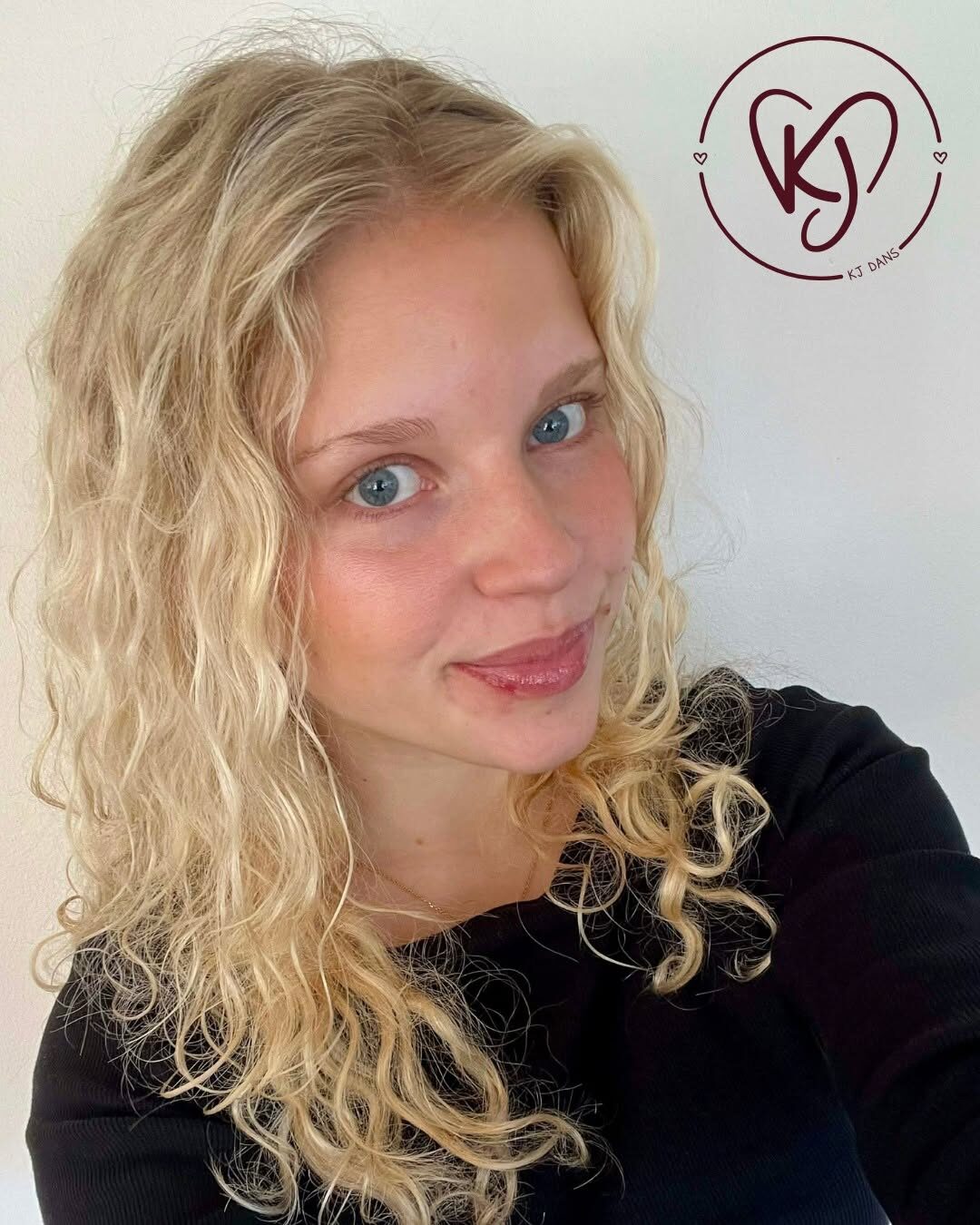 Danseassistent hjælper børnene på holdet hos KJ Dans